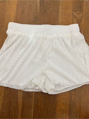 Waverles White Pleated Elastic-Waist Shorts